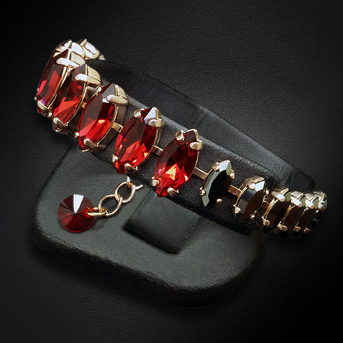 Aproce "Ornella (Light Siam / Jet)" ar Swarovski™ kristāliem